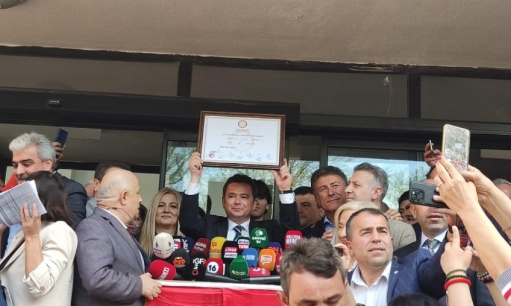 Erkan Aydın mazbatasını aldı...